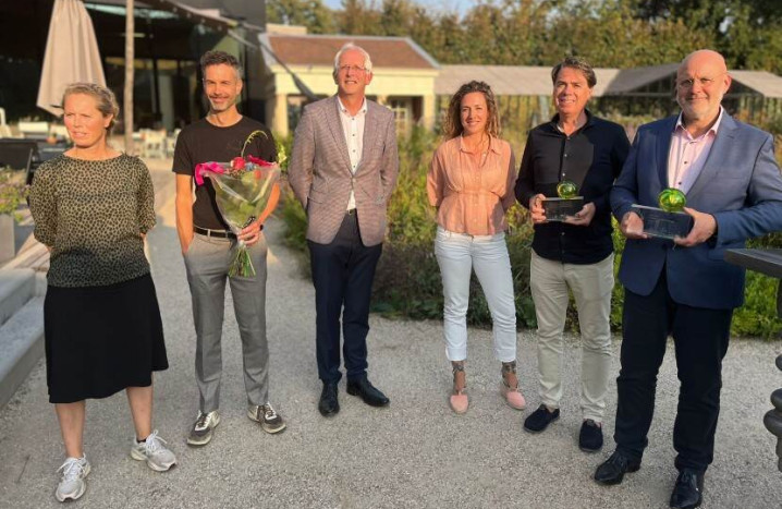 Arjan de Zeeuw (RCE, midden) met de prijswinnaars uit Middelburg en met Arno Boon van BOEi (meest rechts).